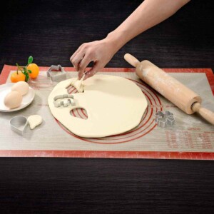 Silicon Pie Crust Mat with Dough