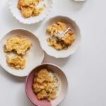 Five individual servings of easy apple crumble in different bowls.