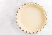 A crimped pie crust in a pie plate.