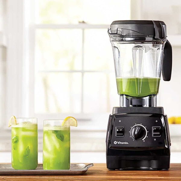 Vitamix 7500 filled with green juice.